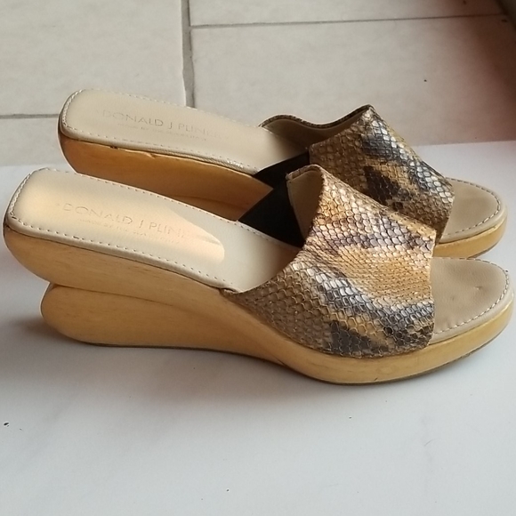 Donald J. Pliner Shoes - Donald J Pliner wedges wood slides size 9M
